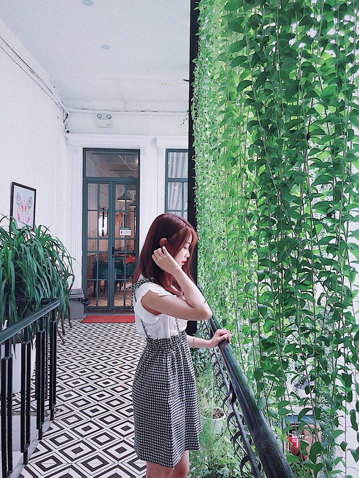 Trang Nhung đang là sinh viên năm 4 tại khoa Tài chính ngân hàng của một trường đại học ở Hà Nội. Bạn gái cầu thủ Văn Toàn sở hữu gu thời trang khá dễ thương và điệu đà.