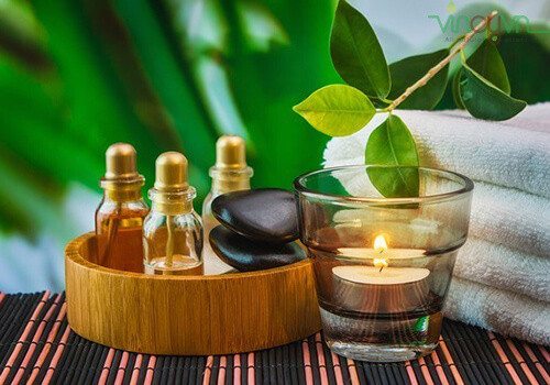 Dầu cây trà: Chỉ cần thêm 1-2 giọt dầu cây trà vào một ly nước ấm. Súc miệng trong 5 phút để khử vi khuẩn, giúp hơi thở thơm tho.