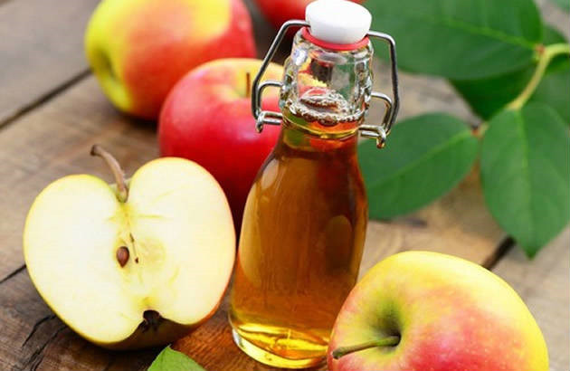 Trộn 2 muỗng canh giấm táo với một ly nước và sử dụng như một loại nước súc miệng trong 5 phút để ngăn hơi thở hôi.