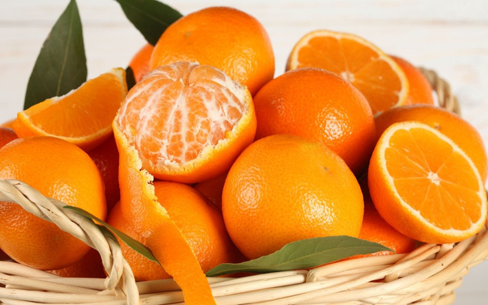 Cam chứa nhiều vitamin C và nước, giúp ngăn ngừa mụn và dưỡng ẩm cho da cũng như các tế bào trong cơ thể. Ăn cam sẽ cung cấp cho cơ thể vitamin C, tạo collagen và giữ cho làn da mịn màng, ngăn ngừa nếp nhăn.