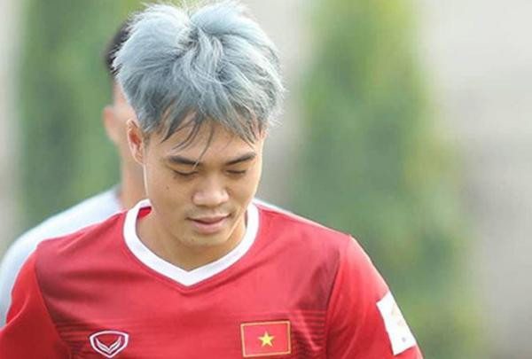 "Ở lần tập trung này sự cạnh tranh suất đi Asiad rất quyết liệt. Bản thân mỗi cầu thủ đều không chắc chắn có thể có suất đá chính. Vì thế, tôi nhuộm tóc để mình tự tin hơn trong cuộc cạnh tranh đó. Tôi muốn chứng minh một hình ảnh khác của mình trên tuyển", Văn Toàn "bật mí" lý do nhuộm mái tóc màu bạch kim.