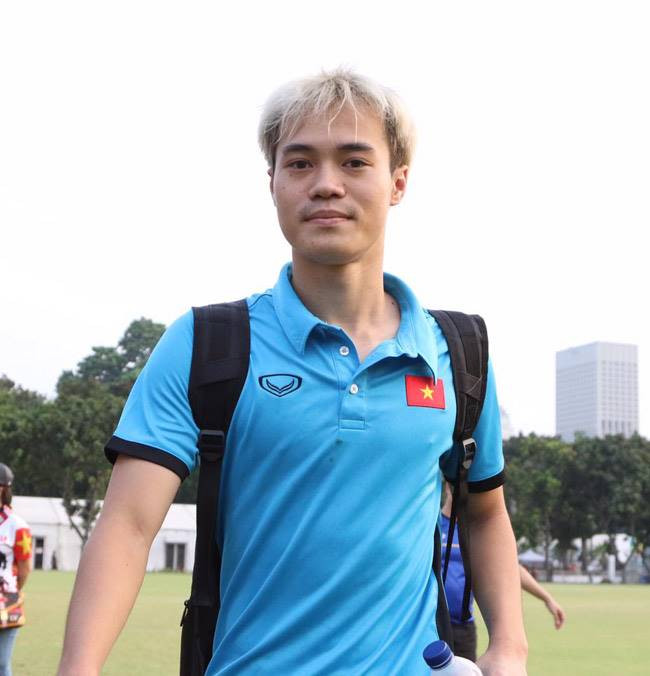 Với kiểu tóc màu bạch kim đậm chất Hàn Quốc, tiền đạo Văn Toàn gây bất ngờ với các fan trong ngày đầu lên tập trung đội tuyển Olympic Việt Nam đấu giải ASIAD 2018.