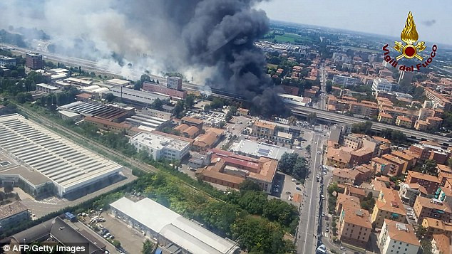 Khói bốc lên nghi ngút sau vụ nổ. Ảnh: Getty.