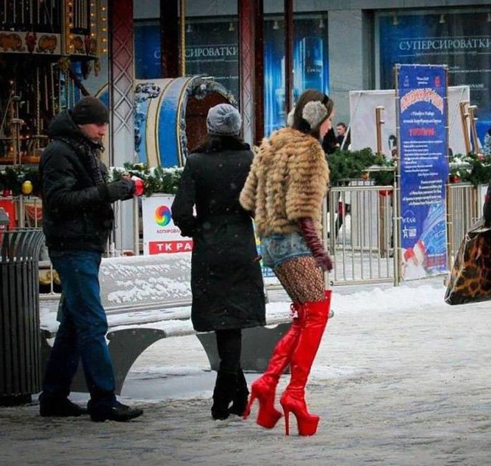 Thời trang quái đản kết hợp giữa nhiều mùa.