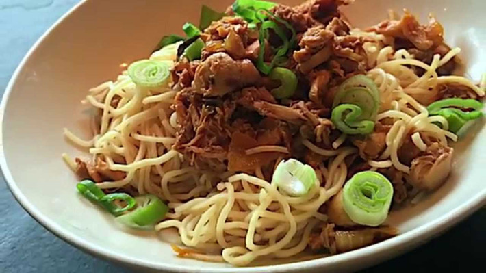 Mie Ayam (Mì Gà): Mì gà là một trong những món ăn đường phố của Indonesia được làm từ mì vàng được luộc chín và cho thịt và rau lên trên. Đôi khi, mì gà cũng thường được thêm vào với thịt viên, bánh bao, hoặc nấm để thêm kết cấu và hương vị nổi bật.