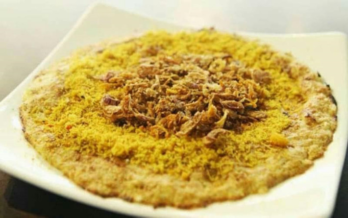Kerak Telor là món ăn đường phố của Indonesia rất phổ biến. Món ăn dân dã này gồm một miếng bột gạo được tán mỏng, sau đó nướng chín trên bếp than trước khi cho các loại nguyên liệu nhân như dừa nạo, hẹ chiên, tôm, trứng đánh nhuyễn