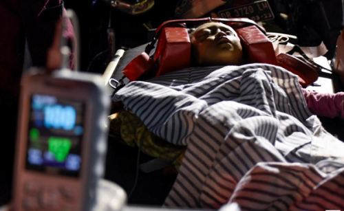 CNN dẫn lời Arifin Muhammad Hadi, giám đốc quản lý thảm họa thuộc Hội Chữ thập đỏ Indonesia, xác nhận thống kê đã có 82 người thiệt mạng. Ông cho biết thêm, hàng trăm người đã được đưa vào bệnh viện, trong khi hàng nghìn ngôi nhà bị hư hại. Ảnh: Reuters.