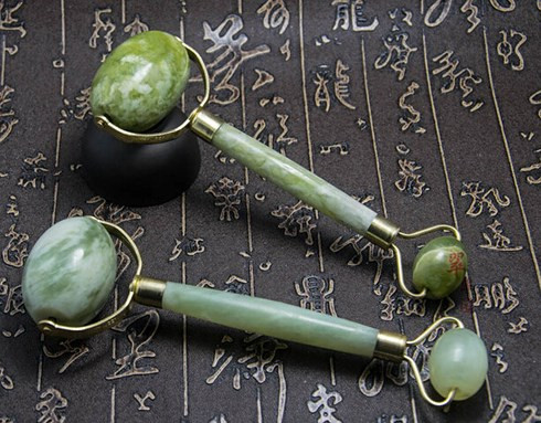 Sử dụng con lăn ngọc: Thiếu nữ Trung quốc dùng một con lăn ngọc để cải thiện lưu thông máu giúp làn da đẹp và nhanh lành chỗ da bị tổn thương.