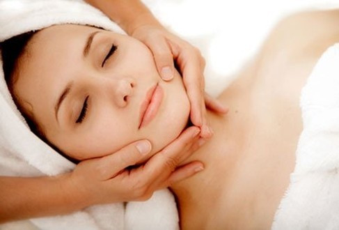 Mát xa: Người Trung Quốc tin rằng mát xa thường xuyên sẽ lưu thông khí huyết và giúp cơ thể giải độc tố. Mát xa mặt còn làm giảm bọng mắt và sáng da.
