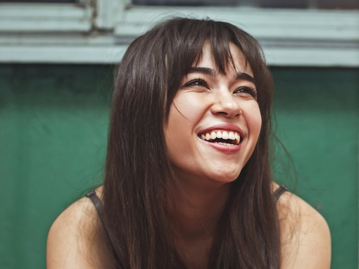 Bảo vệ răng: Các hóa chất có trong nước ngọt có thể bào mòn răng và lợi của bạn, khiến răng dễ bị sâu và vàng hơn. Thay thế nước ngọt bằng nước lọc sẽ khiến răng bạn khỏe và sáng hơn.