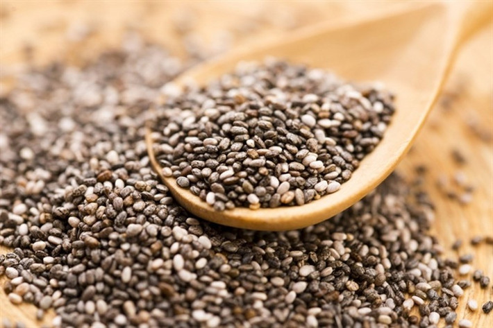 Hạt chia có chứa chất béo omega-3 kích thích sự trẻ hóa và hydrat hóa của tế bào khiến làn da trở nên mịn màng. Ảnh: BS.