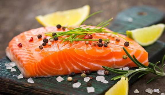 Cá hồi chứa khoáng chất kích thích sản xuất collagen. Ngoài ra, chất béo omega-3 hydrat hóa giúp giữ cho làn da trông trẻ trung. Bạn nên ăn cá hồi 2 lần/tuần.