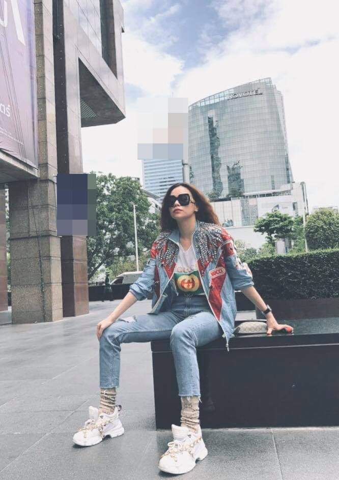 Hồ Ngọc Hà tiết lộ cách giải tỏa bản thân sau những giờ phút làm việc: "Sau những sự kiện Hà thường chọn một mình ở đâu đó để cảm nhận hai thái cực khác nhau, những trạng thái đối lập để hiểu hơn về cảm xúc. Nói ít làm nhiều, dành một ít thời gian cho bản thân. Cần yêu bản thân nhiều hơn chút nữa".