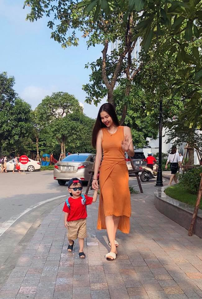 Mạc Hồng Quân chia sẻ hình ảnh bà xã Kỳ Hân đưa con tới trường sáng đầu tuần.