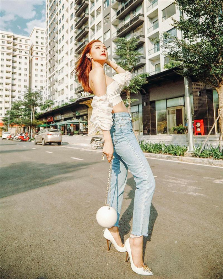 Minh Hằng hóm hỉnh bật mí về bức ảnh xuống phố: "Không được post hình lúc quay nên đành xách váy ra đường loay hoay".