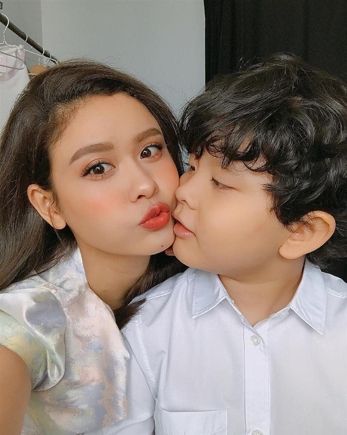 Trương Quỳnh Anh khép lại tin sao Việt với lời khen dành cho con trai: "Sáng nay 2 mẹ con đi làm chung, em rất ngoan và làm việc rất chuyên nghiệp, các cô chú ai cũng khen làm mẹ nở mặt nở mũi quá... yêu em".