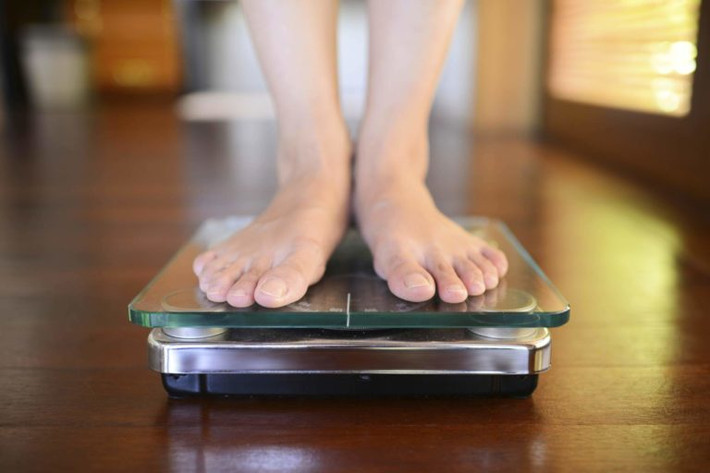 Tăng giảm cân không kiểm soát: Người mắc bệnh suy giáp thì hormone tuyến giáp sẽ bị sụt giảm nên làm chậm quá trình trao đổi chất và khả năng đốt cháy calo dư thừa, từ đó khiến bạn tăng cân không kiểm soát.