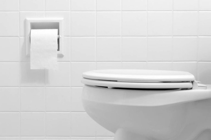 Hay bị táo bón: Tình trạng suy tuyến giáp có thể gây ra táo bón, còn cường giáp sẽ khiến bạn thường xuyên phải vào nhà vệ sinh để đi tiểu.