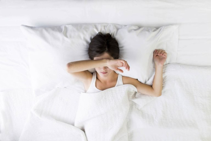 Thay đổi giấc ngủ thất thường: Nếu bạn luôn là một người ngủ ngon nhưng đột nhiên không thể ngủ tròn giấc mỗi đêm, nó có thể báo hiệu bệnh tuyến giáp. Khi tuyến giáp hoạt động quá mức sẽ bơm ra một số kích thích tố nhất định (triiodothyronine, được gọi là T3 và thyroxine, được gọi là T4), có thể kích thích hệ thống thần kinh trung ương và dẫn đến mất ngủ.