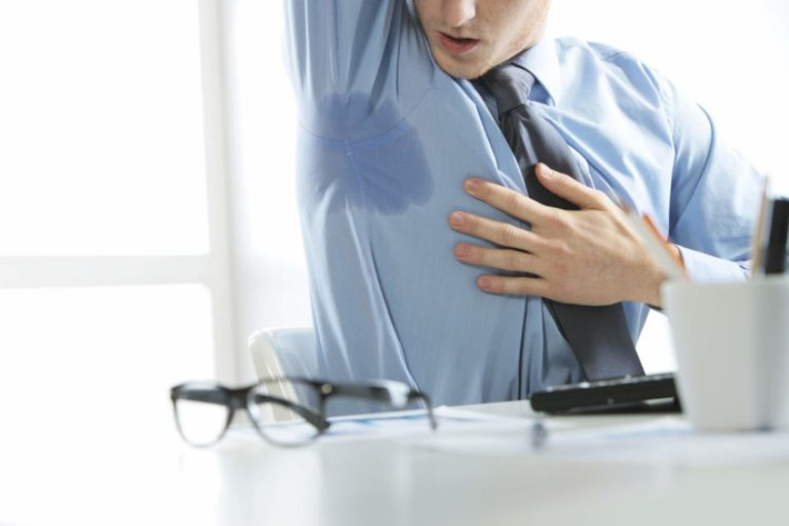 Đổ mồ hôi bất thường: Dù chẳng vận động gì trước đó nhưng bạn vẫn đổ mồ hôi nhễ nhại thì có thể là do bệnh cường giáp gây ra. Tuyến giáp có trách nhiệm điều tiết sản xuất năng lượng cho cơ thể.