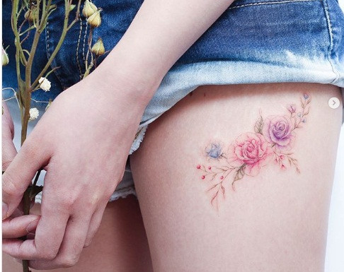 Khác với sở thích và của nam giới là kiểu xăm hình “hoành tráng” với những mẫu như rồng hồ…thì các cô gái thể hiện cá tính riêng bằng những hình xăm nhỏ.