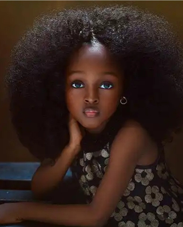Bức ảnh chụp cô bé Jare Ijalana người Nigeria do nhiếp ảnh gia Mofe Bamuyiwa đăng tải trên các trang mạng xã hội đã ngay lập tức gây sốt trong cộng đồng mạng.