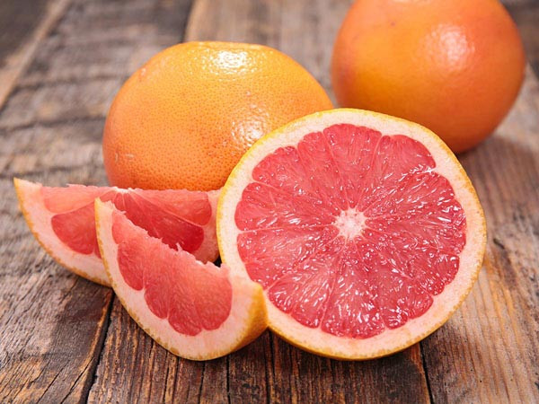 Những loại trái cây có múi như cam, bưởi… đều chứa rất nhiều vitamin C và khoáng chất có lợi cho cơ thể. Thế nhưng, khi tiêu thụ quá nhiều, chúng sẽ gây trở ngại cho việc hấp thụ các loại thuốc như statin (nhóm thuốc hạ mỡ có tác dụng chống viêm) và thuốc kháng histamines.