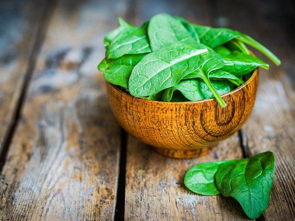 Rau bina (cải bó xôi): Vì chứa ít calo và giàu vitamin, khoáng chất, rau bina chính là thực phẩm tuyệt vời giúp cơ thể khỏe mạnh. Nhưng đối với những người bị sỏi thận thì việc ăn quá nhiều rau bina sẽ dẫn đến hiện tượng hình thành lượng canxi oxalat trong người. Ảnh: Besthealthmag.