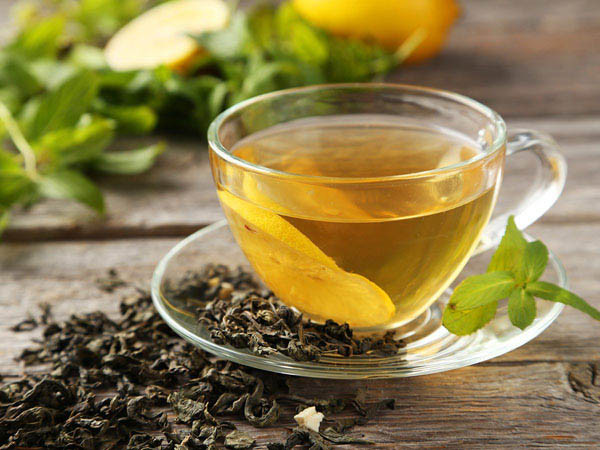 Trà xanh chứa nhiều chất chống oxy hóa giúp chống ung thư và bệnh tim. Tuy nhiên, nếu bạn nằm trong nhóm người thiếu sắt như người cao tuổi, phụ nữ mang thai, người ăn chay thì không nên uống quá nhiều trà xanh.