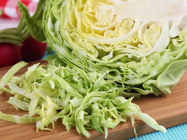 Bắp cải, cải xoăn là thực phẩm rất tốt vì chúng chứa lượng lớn chất chống oxy hóa, khoáng chất và vitamin. Nhưng nếu bạn đang mắc bệnh loãng máu, huyết khối tĩnh mạch và phải dùng thuốc điều trị thì không nên ăn nhiều bắp cải và cải xoăn.