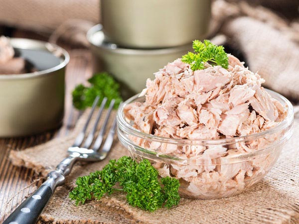 Cá ngừ dù rất giàu protein, magiê, kẽm, sắt và axit béo omega 3 có lợi cho sức khỏe nhưng nếu ăn quá nhiều thì bạn có nguy cơ tích tụ thủy ngân trong người. Chỉ nên ăn cá ngừ không quá 2 lần/tuần.