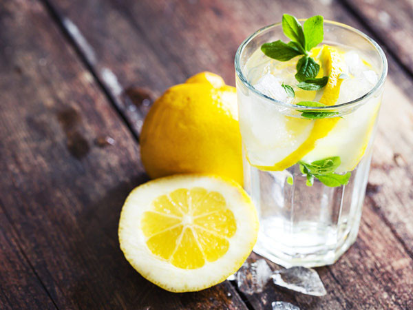 Nước chanh chứa lượng calo thấp đồng thời cung cấp vitamin C giúp tăng cường hệ miễn dịch. Tuy nhiên, nếu uống quá nhiều nước chanh, axit sẽ bám trên răng và làm hỏng lớp men răng, dẫn đến sâu răng. Ngoài ra, uống nhiều nước chanh có thể gây đau dạ dày.