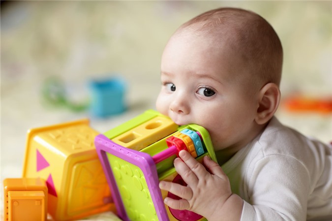 Đồ nhựa PVC: Những món đồ làm từ PVC thường chứa chất làm mềm phthalates. Phthalates có thể gây hại cho gan, thận và cơ quan sinh sản của động vật. Chúng có thể giả các hormone và ảnh hưởng tới quá trình phát triển của trẻ em, nhất là khi trẻ sơ sinh ngậm hay cắn đồ chơi bằng nhựa vinyl. Do đó, bạn nên tránh sử dụng các sản phẩm bằng nhựa PVC hay nhựa mềm mà trẻ có thể đưa vào miệng. Ảnh: Emag.