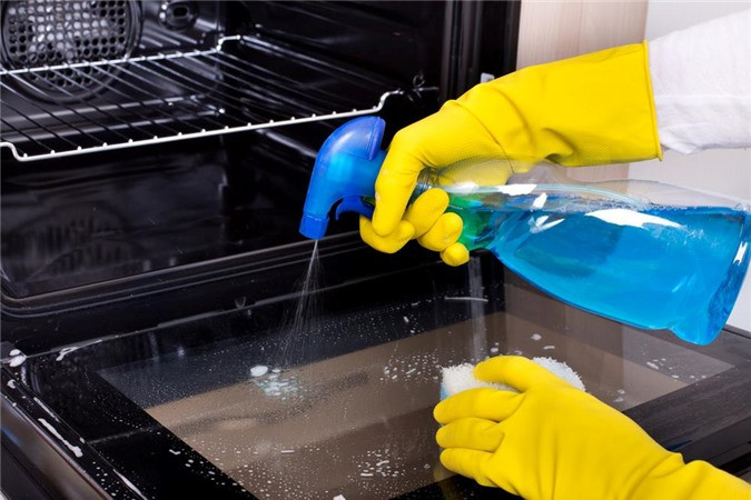 Dung dịch làm sạch bếp nướng: Các loại dung dịch tẩy rửa bếp nướng có thể chứa sodium hydroxide hoặc potassium hydroxide, khiến người hít phải thấy khó thở, đau họng và bỏng da nếu tiếp xúc trực tiếp. Bạn nên mở cửa để bếp thông thoáng, đeo găng tay và kính bảo hộ khi sử dụng các dung dịch này. Ảnh: Ovencleaningnorfolk.