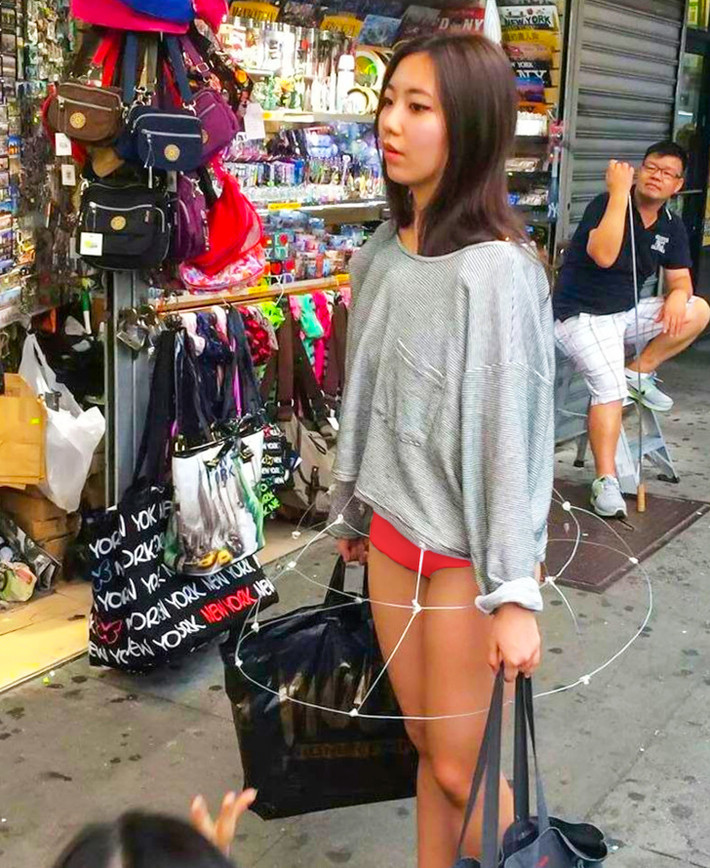 Cô gái đang mặc thời trang kỳ lạ gì vậy?