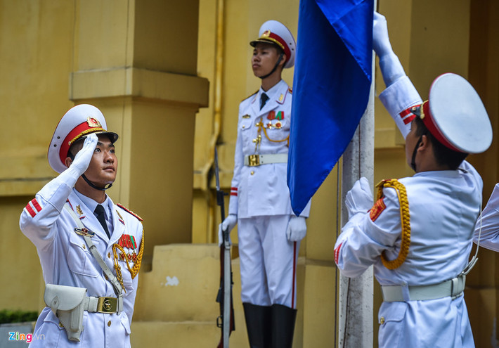 Cờ ASEAN được trang trọng gắn lên cột cờ. Trong quá trình phát triển, ASEAN luôn giữ vững vai trò quan trọng trong khu vực và mở rộng quan hệ hợp tác với các nước lớn.
