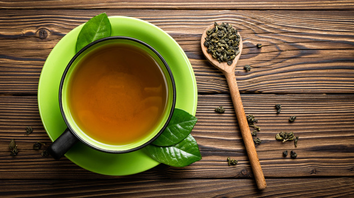 Uống trà xanh: Trà xanh chứa polyphenols và polysaccharides giúp giảm nồng độ đường huyết hiệu quả. Trà xanh cũng hỗ trợ kiểm soát đường huyết.