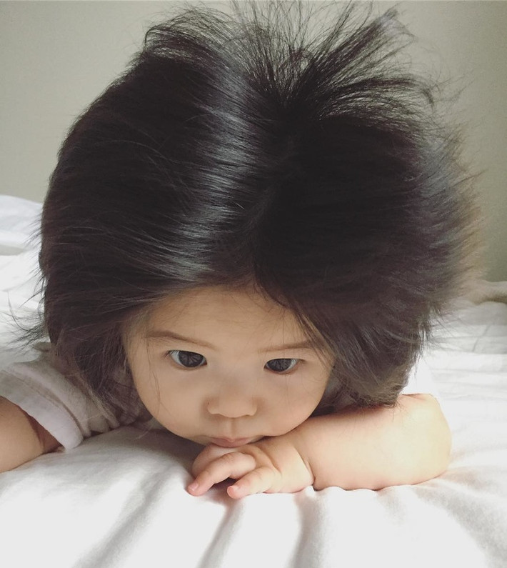 Em bé người Nhật này cũng sở hữu một mái tóc tuyệt đẹp giống như chiếc bờm sư tử.