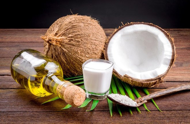 1. Nước dừa, dầu dừa: Sản phẩm từ dừa không chỉ giữ cho mái tóc thẳng mượt, mà còn có tính kháng khuẩn giúp làm giảm bớt tình trạng nhiễm trùng da đầu. Theo Dailyorganic, bạn có thể ủ nước dừa hoặc dầu dừa trên tóc vài chục phút đến vài tiếng trước khi gội, nếu dùng dầu dừa phải gội lại bằng dầu gội đầu dịu nhẹ.