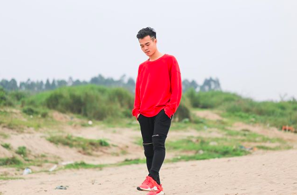 Có lẽ gu thời trang và phong cách chụp ảnh dễ thương của cầu thủ Văn Toàn cũng ảnh hưởng nhiều từ các sao Hàn thần tượng.