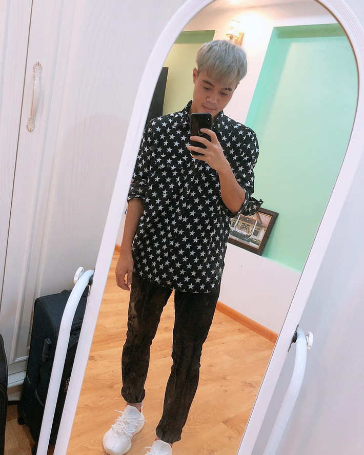 Trên Instagram cá nhân, anh chàng này thường xuyên chia sẻ những hình ảnh đời thường của mình. Những hình ảnh cho thấy gu thời trang của Văn Toàn rất ngầu.
