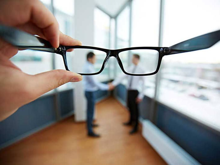 Giảm tầm nhìn: Một trong những lý do chính khiến tầm nhìn bị ảnh hưởng sau 30 năm là thiếu hụt dinh dưỡng. Thiếu vitamin A, C, và E và kẽm có thể dẫn đến thị lực mờ. Các chất dinh dưỡng này rất cần thiết để làm chậm thoái hóa điểm vàng xảy ra theo tuổi tác. Ảnh: Internet.