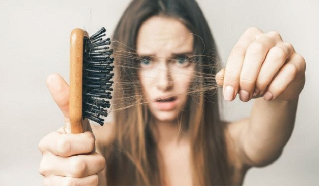 Rụng tóc: Đột nhiên rụng tóc quá nhiều là một trong những dấu hiệu sức khỏe của phụ nữ ở độ tuổi 30. Chúng ta thường rụng từ 50 đến 100 sợi tóc hàng ngày. Tuy nhiên, rụng tóc quá mức do nang lông không phát triển có thể cho thấy các vấn đề sức khỏe nghiêm trọng như thiếu chất hay mất cân bằng nội tiết tố...