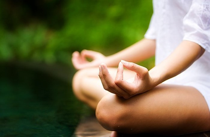 Cải thiện trí não: Một nghiên cứu được công bố trên tạp chí Khoa học Tâm lý cho thấy rằng thiền định trong hai tuần làm giảm căng thẳng trí óc và cải thiện nhận thức. Thiền định có thể làm tăng đáng kể hoạt động não bộ, giúp toàn bộ não vận hành cùng một lúc, nên khả năng giải quyết công việc nhanh và dễ hơn, óc sáng tạo tràn trề, sự tập trung chú ý tăng lên.