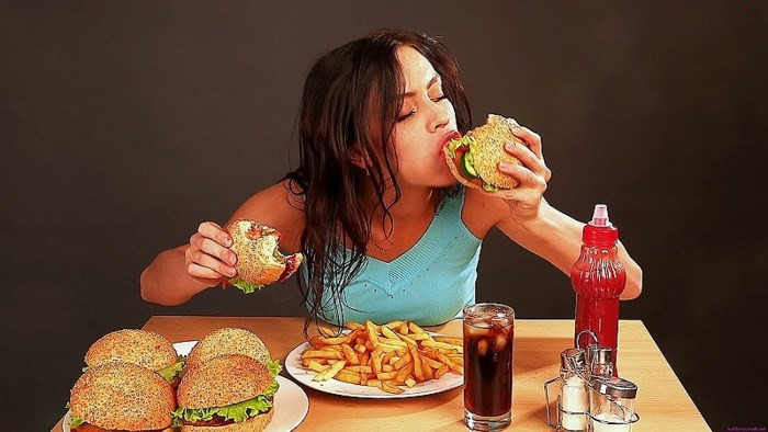 Thói quen chế độ ăn uống có thể là nguyên nhân gây ung thư vú: Nghiên cứu được xuất bản bởi Hiệp hội Ung thư Hoa Kỳ đã chỉ ra rằng một chế độ ăn uống không lành mạnh góp phần vào khoảng 30%-40% trường hợp ung thư vú mỗi năm trên toàn cầu. Kết quả nghiên cứu cho thấy phụ nữ có chế độ ăn uống bao gồm rất nhiều chất béo bão hòa hoặc chất béo chuyển hóa dễ bị ung thư vú hơn.