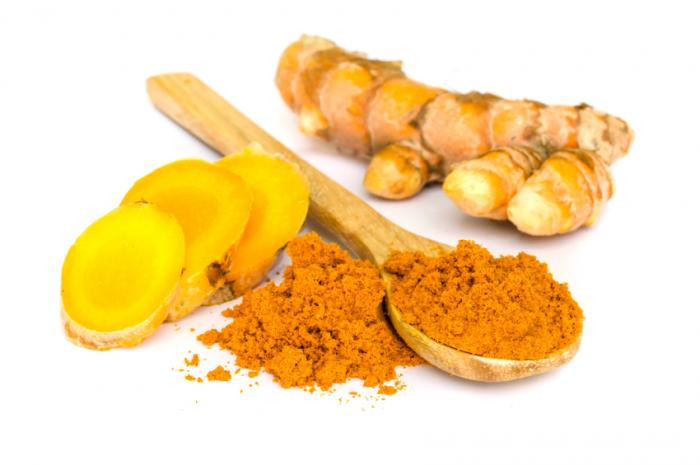 Sử dụng bột nghệ trộn với nước thành hỗn hợp sền sệt bôi lên khu vực mụn nhọt và làm sạch tai sau khi khô. Ảnh: Internet.