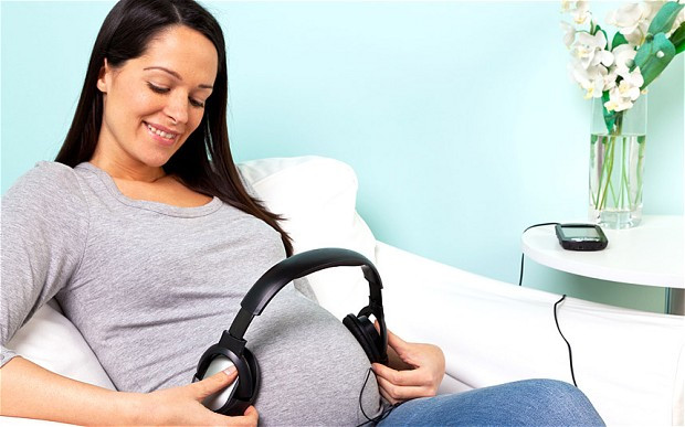 5. Nghe nhạc: Cho bé nghe nhạc trước khi sinh có nhiều lợi ích. Âm nhạc kích thích giác quan của bé và thúc đẩy phát triển trí não. Phát nhạc ở mức âm lượng phù hợp cho bé.