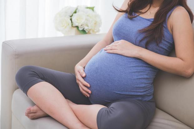 3. Xoa bụng: Các thụ thể cảm ứng của thai nhi bắt đầu phát triển vào khoảng tuần thứ 8 và khoảng 20 tuần trẻ đủ lớn để cảm nhận cảm ứng của mẹ từ bên ngoài. Trong thời gian này, chúng thích được mẹ xoa bóp bụng dịu dàng. Bố cũng có thể xoa bụng mẹ để gắn kết hơn với con.