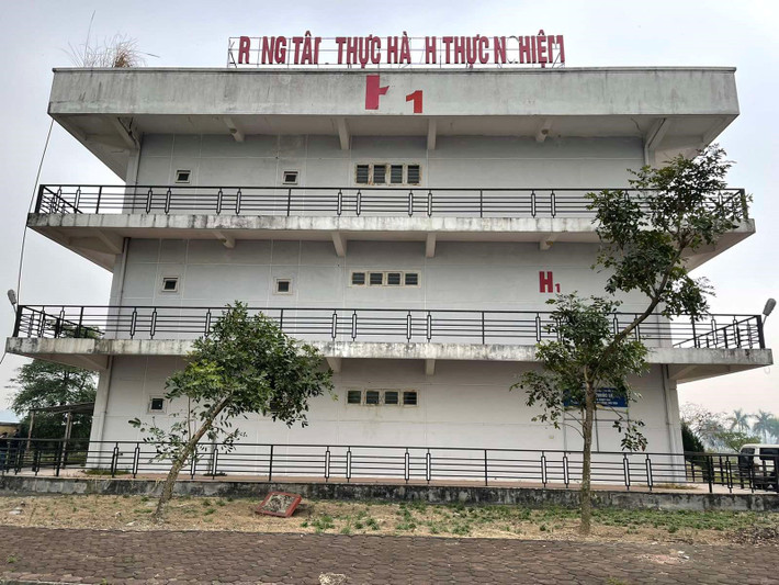 Khó ai có thể hình dung được rằng, trước khi mang sứ mệnh là Bệnh viện Dã chiến (BVDC) số 3 của Hải Dương thì Trung tâm Thực hành Thực nghiệm của trường Đại học Sao Đỏ, cơ sở 2 (TP Chí Linh) vốn là khu nhà xuống cấp, tiêu điều như thế này.