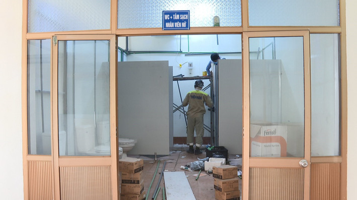 Hai phòng vệ sinh cũ của Trung tâm Thực hành Thực nghiệm vốn chật hẹp, xuống cấp đã được cải tạo, mở rộng. Đồng thời, BVDC cũng được lắp đặp thêm 8 nhà vệ sinh mới, rộng rãi để phục vụ nhu cầu sinh hoạt cho các bệnh nhân. Mỗi phòng vệ sinh đều được trang bị hệ thống bình nóng lạnh, vòi nước cảm biến để phòng, tránh lây nhiễm chéo COVID-19.